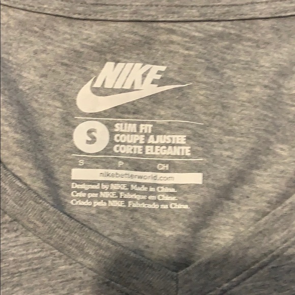 Nike v neck t-shirt - Picture 2 of 5